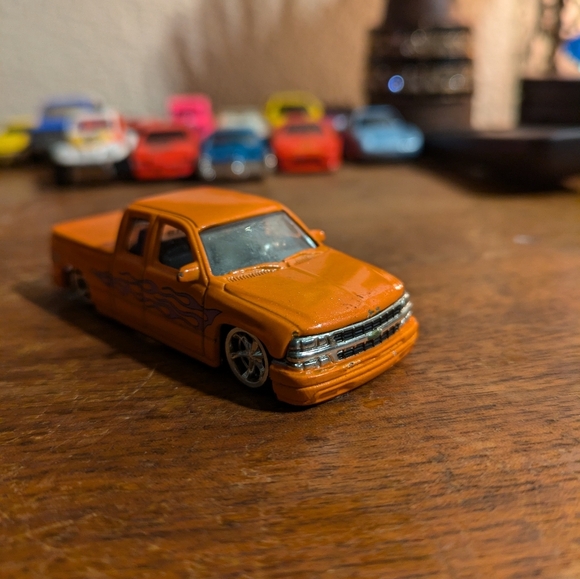 2000 Chevrolet Silverado Jada Orange Toy Truck with Purple Flames - Picture 3 of 8